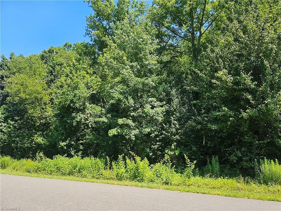 2nd image of 304 Seven Springs Loop