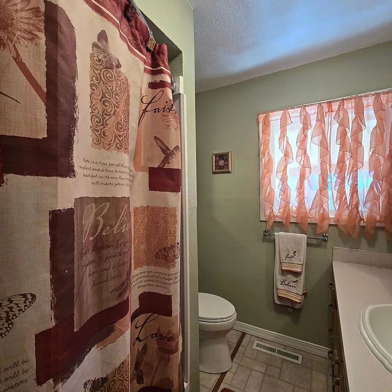 4 bed, 2.0 bath, 2353 sqft, $2,300 — Photo 4