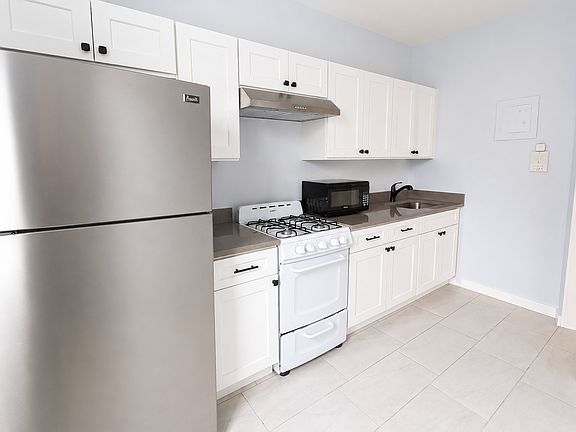 2nd image of 61-10 Flushing Ave #3