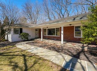 17 Oxford Dr, Livingston, NJ 07039