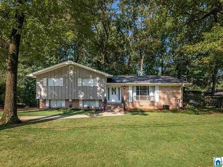 1908 Hickory Ln — Photo 1