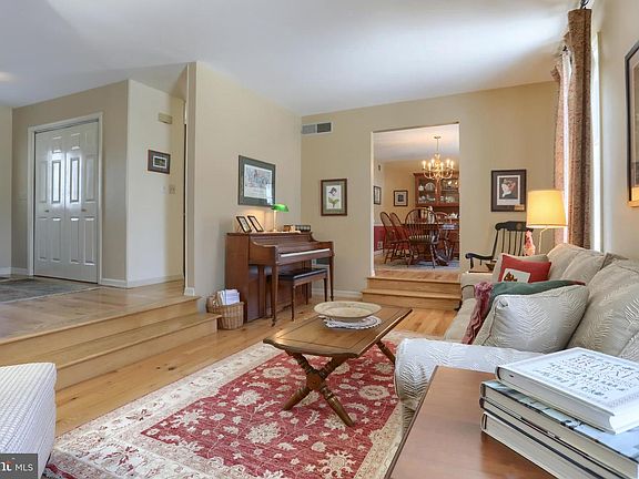 4th image of 905 Ebenezer Rd