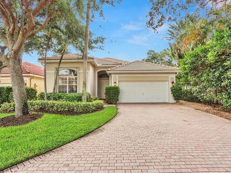 116 Palm Cir — Photo 1
