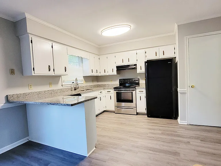 830 Larch Way #1 — Photo 2