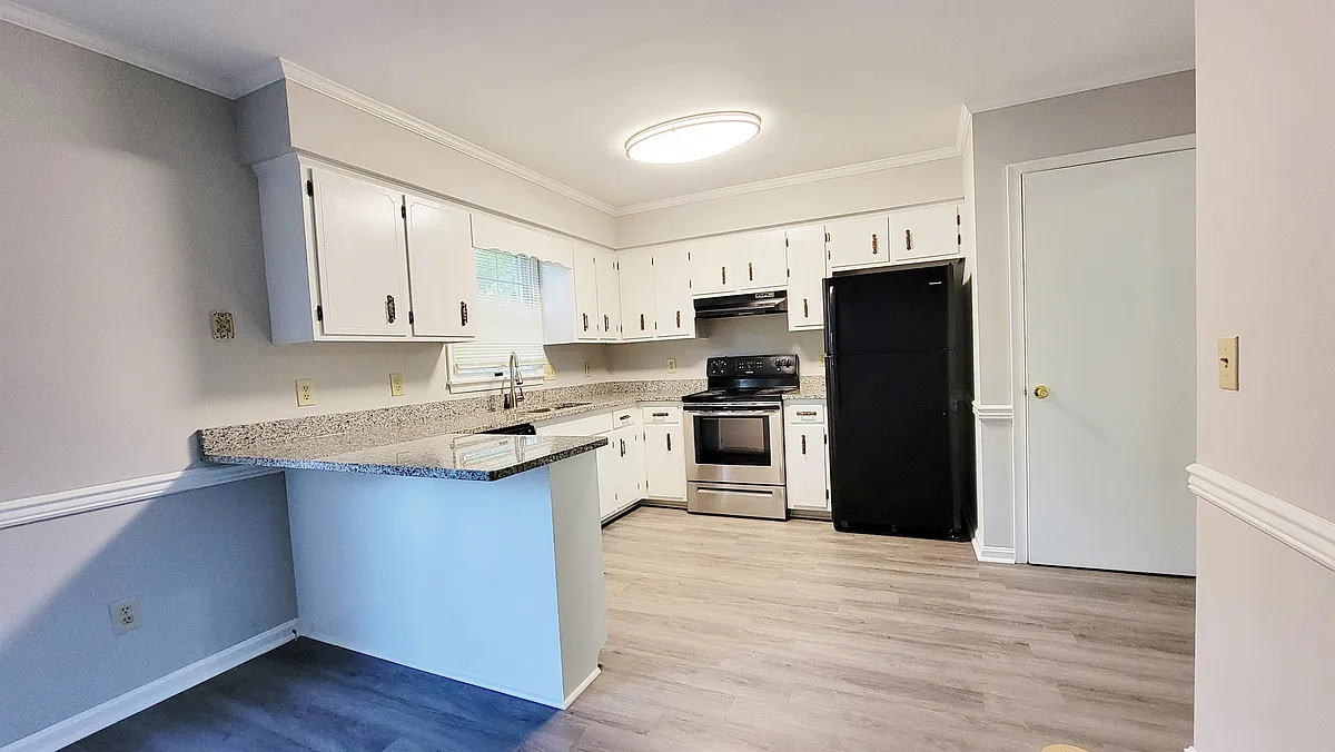 Building Photo - 830 Larch Way #1
