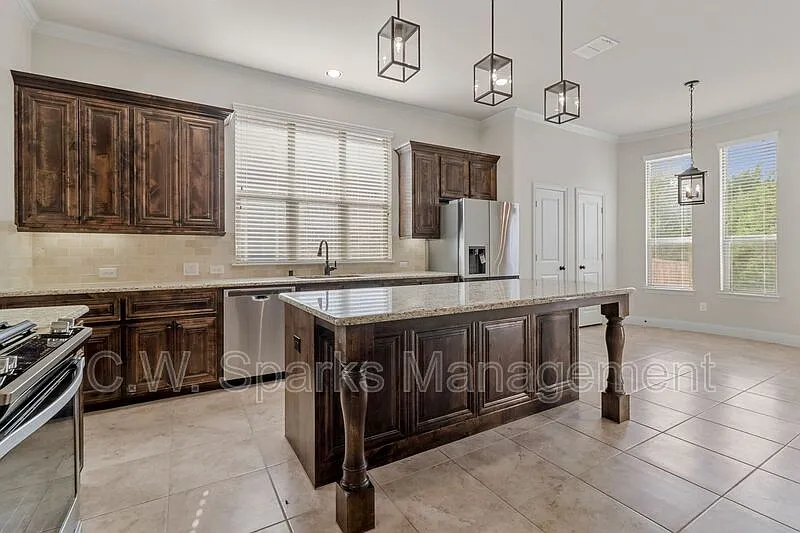 3 bed, 2.0 bath, 1967 sqft, $2,900 — Photo 4