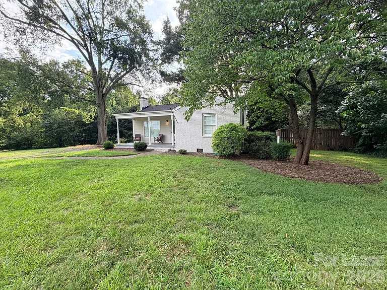 1411 Richland Dr — Photo 2