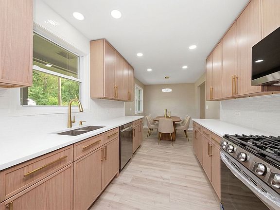 3rd image of 1302 S Lawler Ave