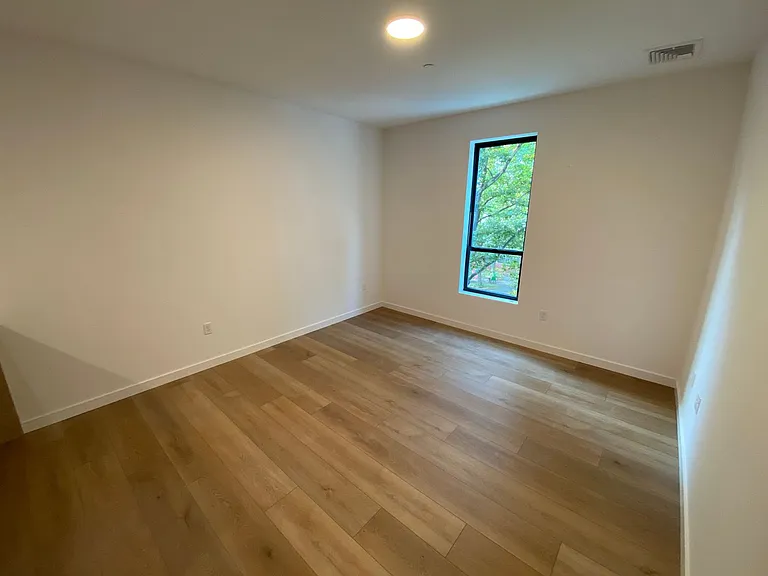 104 Howe St — Photo 56