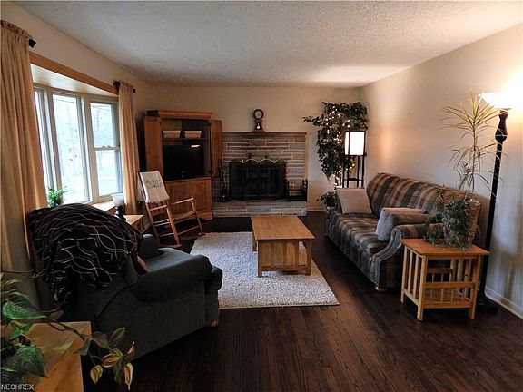 3rd image of 16408 Woodlawn Dr