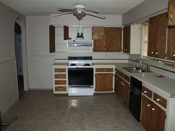 4th image of 708 W 18th Ter