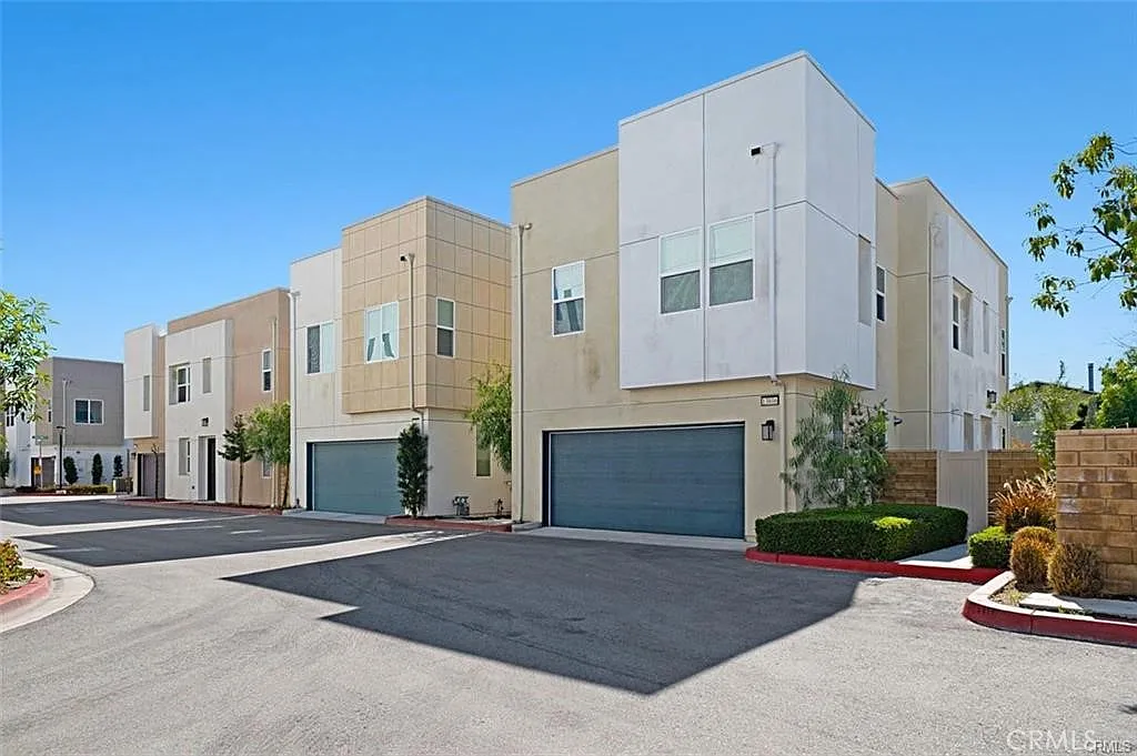 3 bed, 1825 sqft, $3,800 — Photo 1