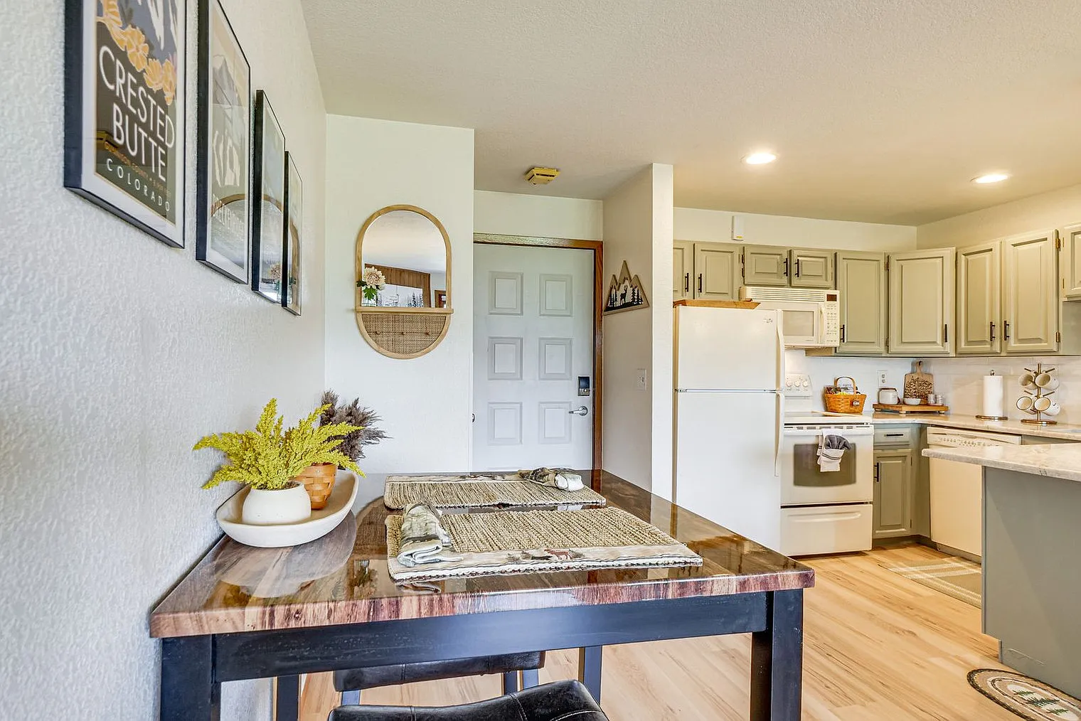 1 bed, 2.0 bath, 592 sqft, $2,967 — Photo 4