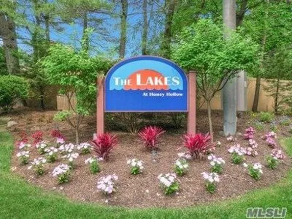 39 Kristin Ln, Hauppauge, NY 11788