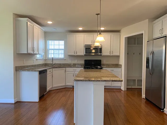 4 bed, 2600 sqft, $2,850 — Photo 3