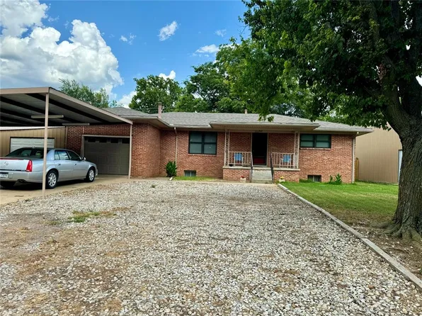 204 S 11th St, Okemah, OK 74859