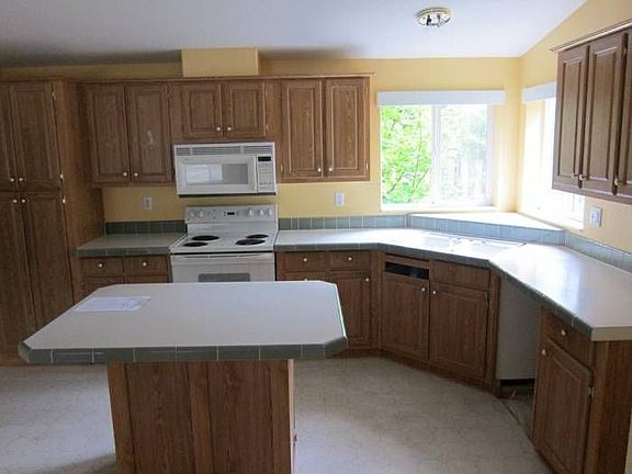 Kitchen w/ Island
