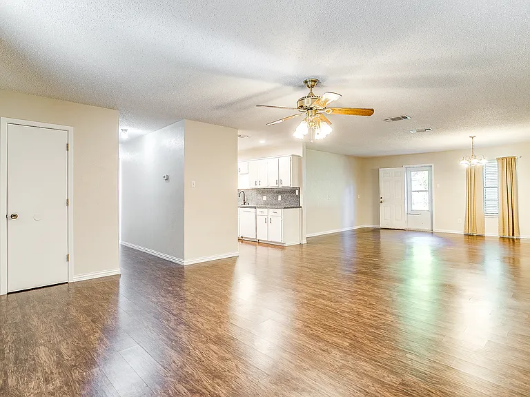 1104 Sproles Dr — Photo 9