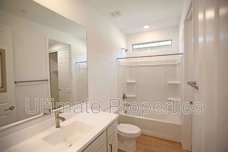 4 bed, 3.0 bath, 2002 sqft, $2,495 — Photo 4