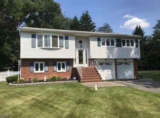 6 Stag Trl, Fairfield, NJ 07004