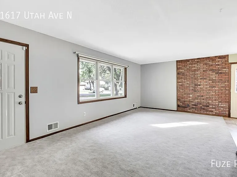 11617 Utah Ave N — Photo 4