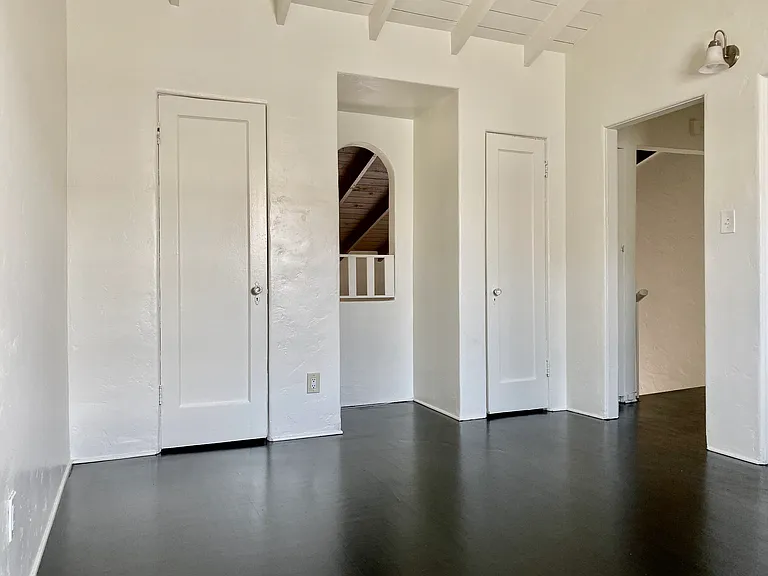 1042 N Crescent Heights Blvd — Photo 14