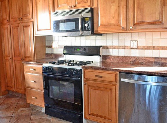 4th image of 10 Hillside Pl