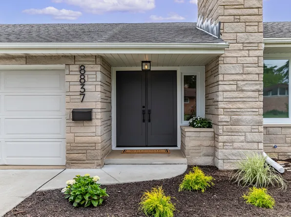 8837 Parkway Dr, Highland, IN 46322
