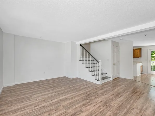 161 Flower Ln APT 13, Dracut, MA 01826