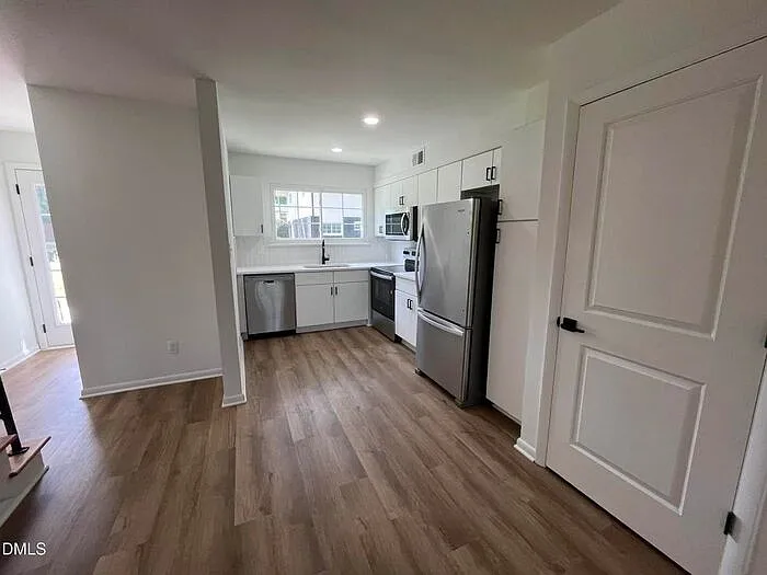 708 Hawes Ct — Photo 4