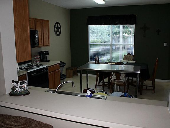 The opening between the kitchen and the sink is perfect for enjoying your guests and family.
