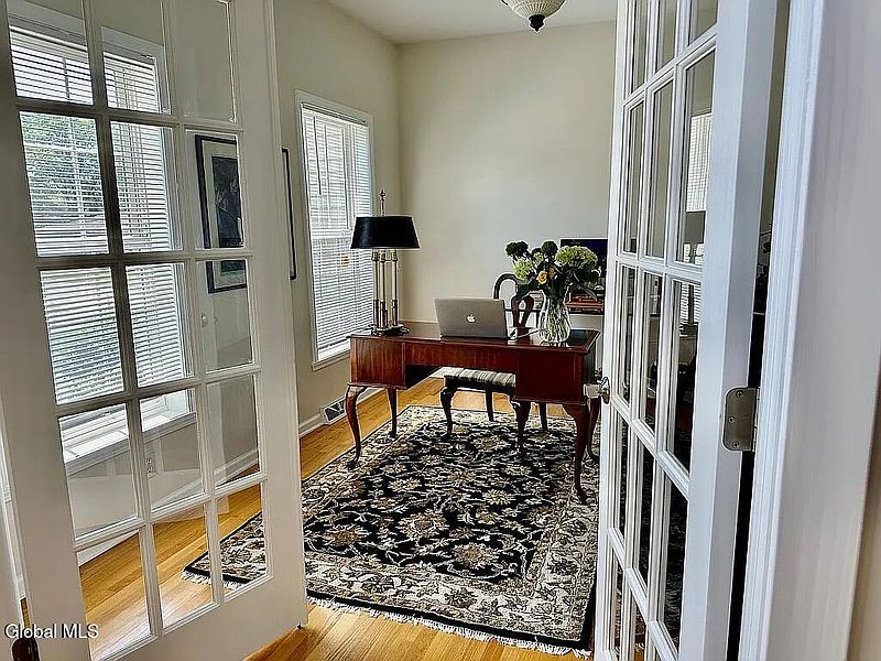 4th image of 33 Western Avenue