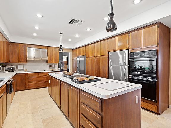 3rd image of 842 Lakeside Dr