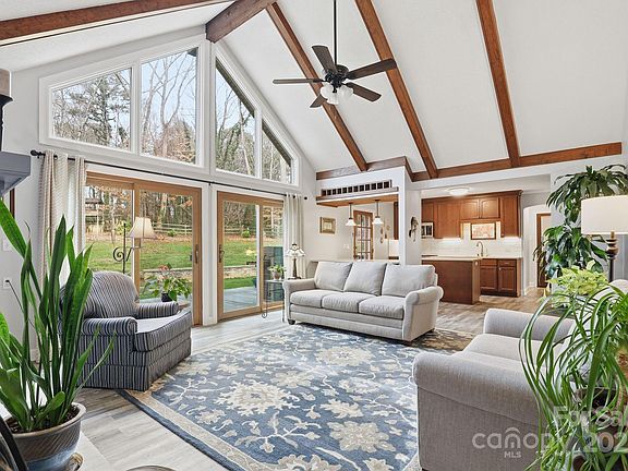 4th image of 301 Chestnut Ln
