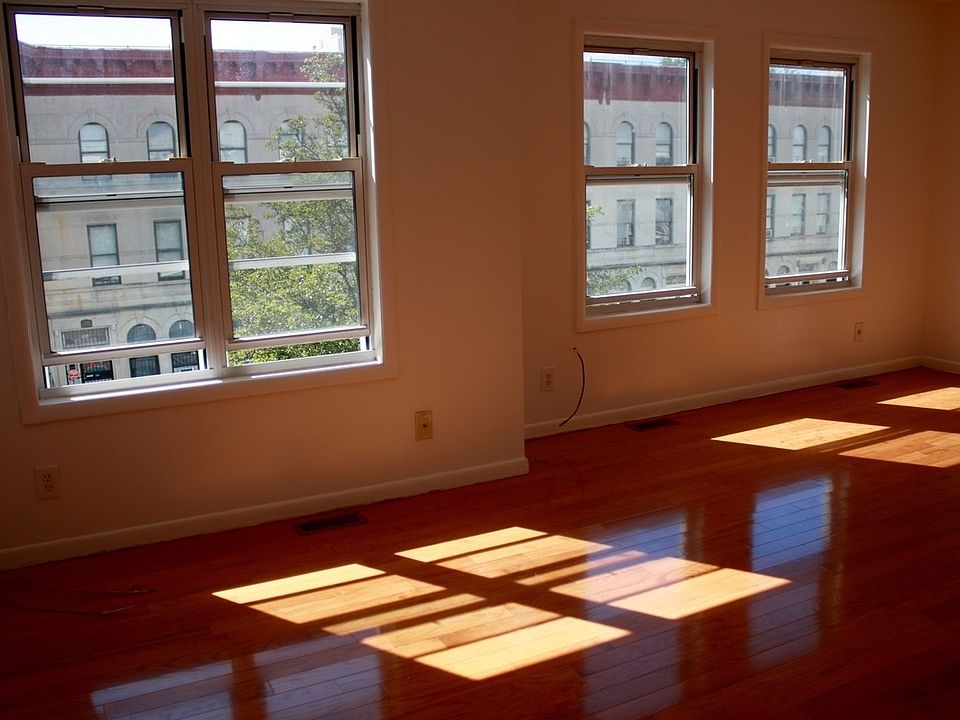 1st image of 929 Hancock St #3