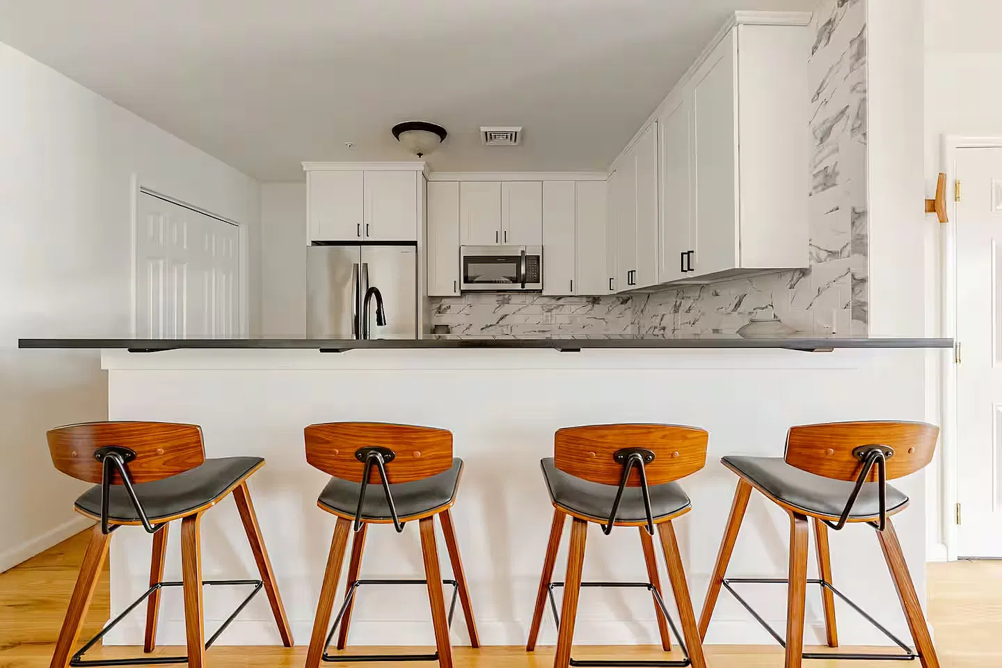 2 bed, 1000 sqft, $4,000 — Photo 3
