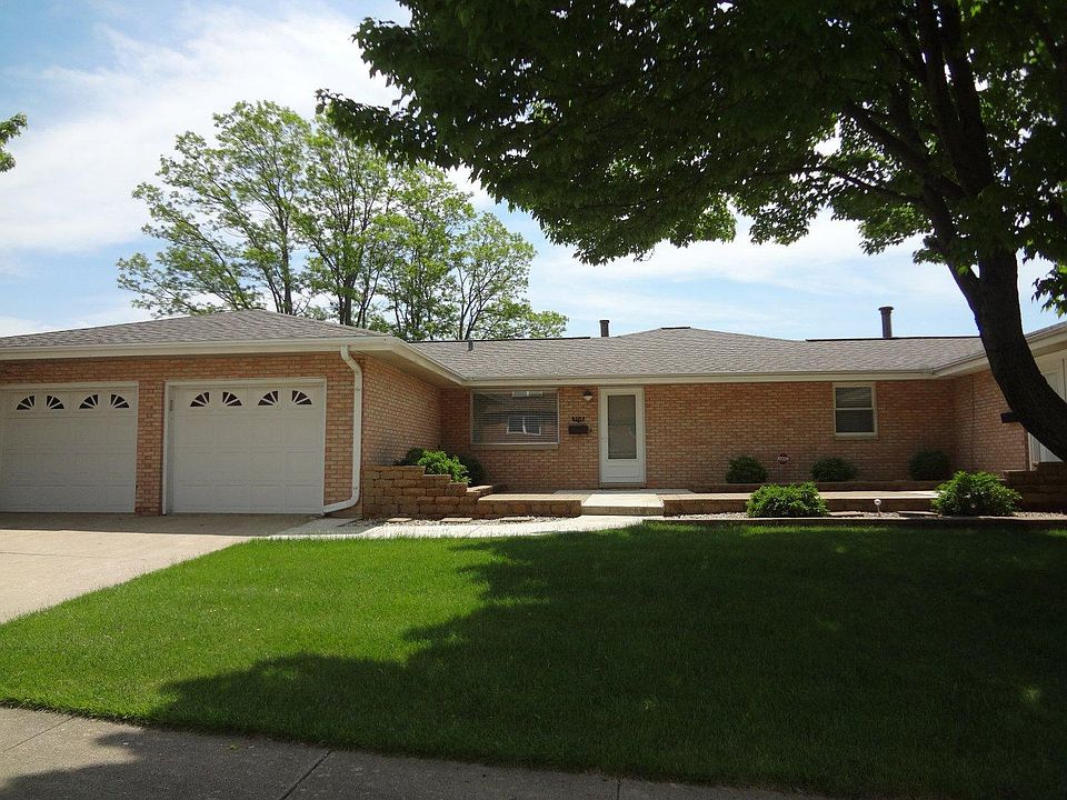 This is the view of the front of the duplex with great walk up to the front door.