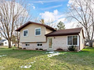 205 Manor Park Dr, Saint Clair, MI 48054