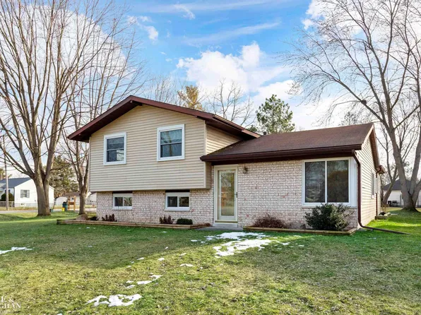 205 Manor Park Dr, Saint Clair, MI 48054