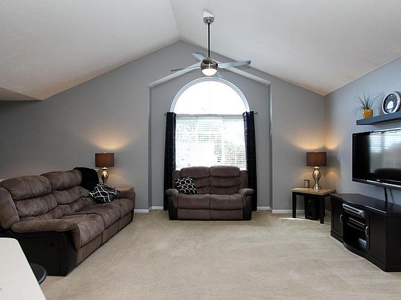 3rd image of 10998 Douglas Dr