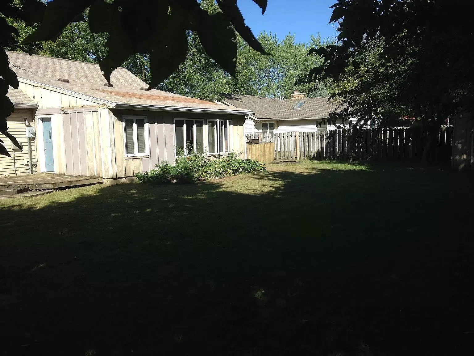 625 Kent Ave — Photo 2