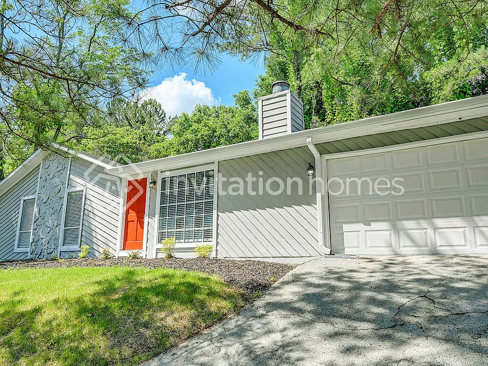 616 Candlewick Ln NW