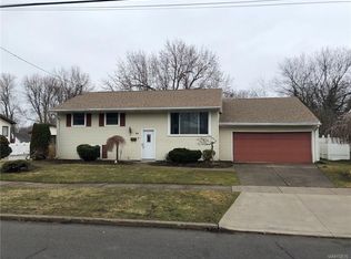 32 Wedgewood Dr, West Seneca, NY 14224