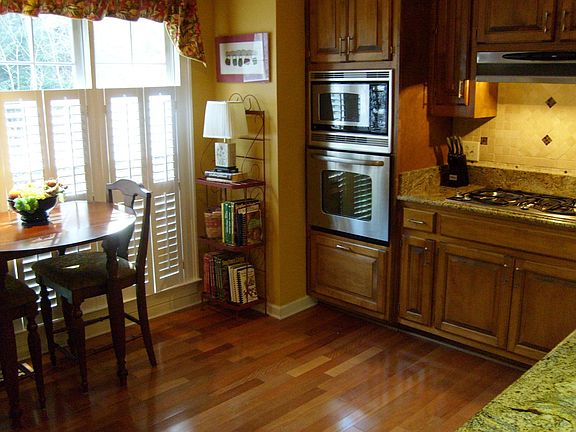 Eat In Kit w/Granite CTops