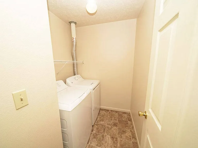 Windmill Lakes Apartments — Photo 26