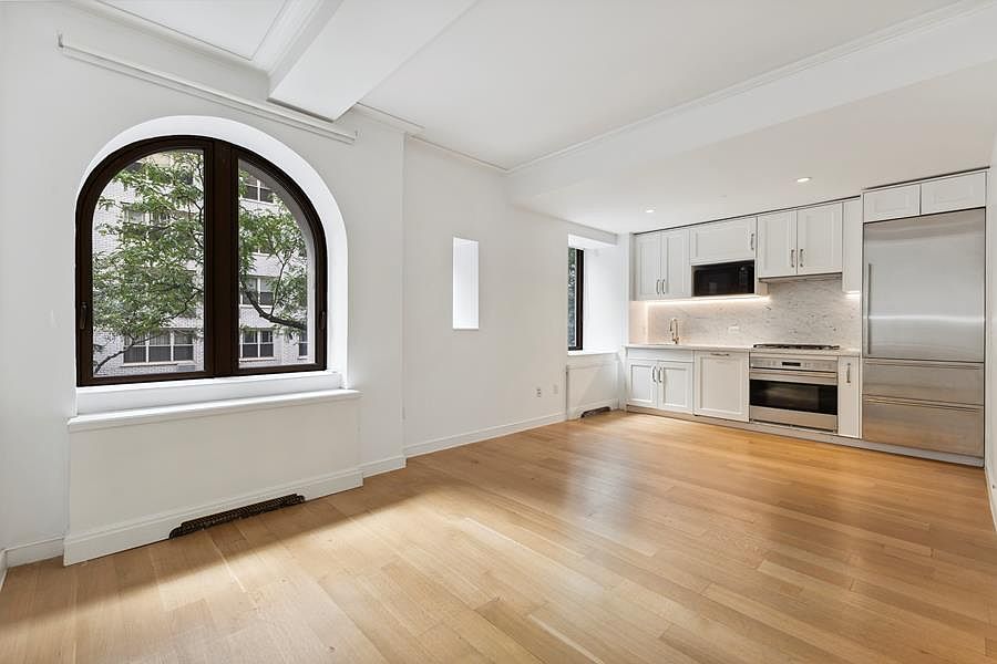 1st image of 225 E 19th St APT 204