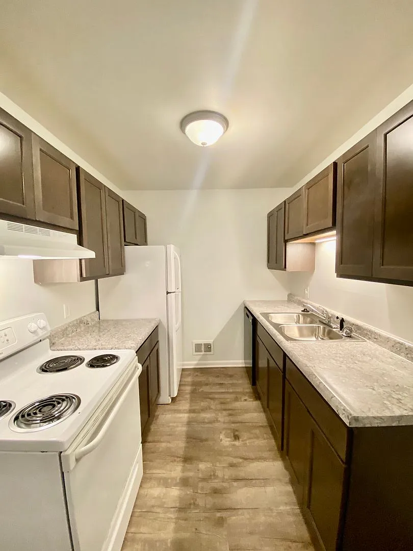 Remodeled 1 Bedroom at Greenway Park - Available by October 6th — Photo 4