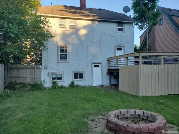 358 W Iroquois Rd, Pontiac, MI 48341