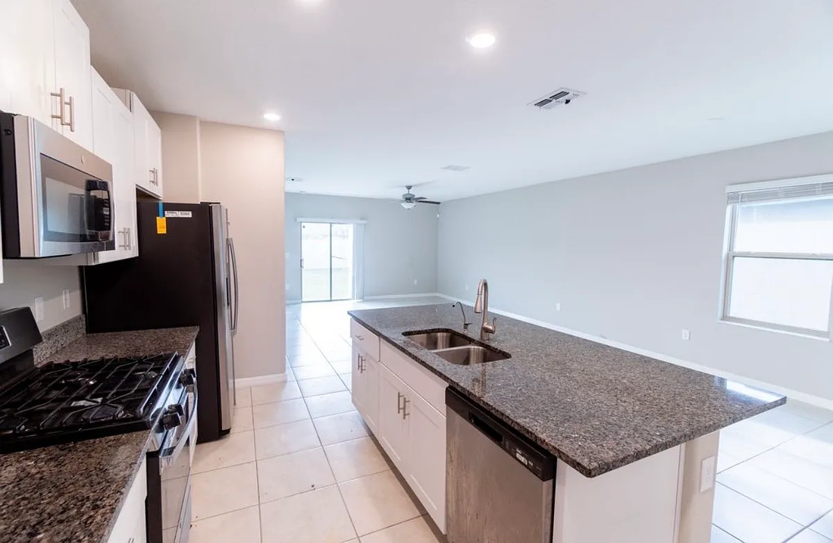 Building Photo - 5204 White Chicory Dr