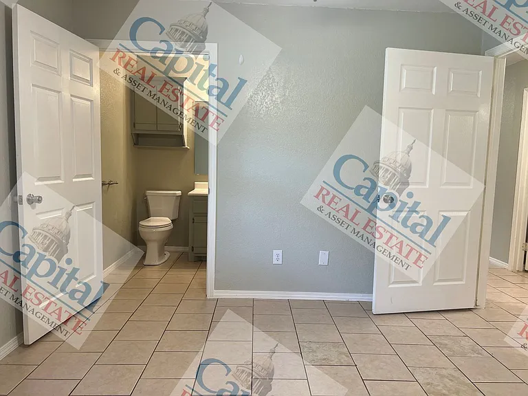 219 W Locust St — Photo 21